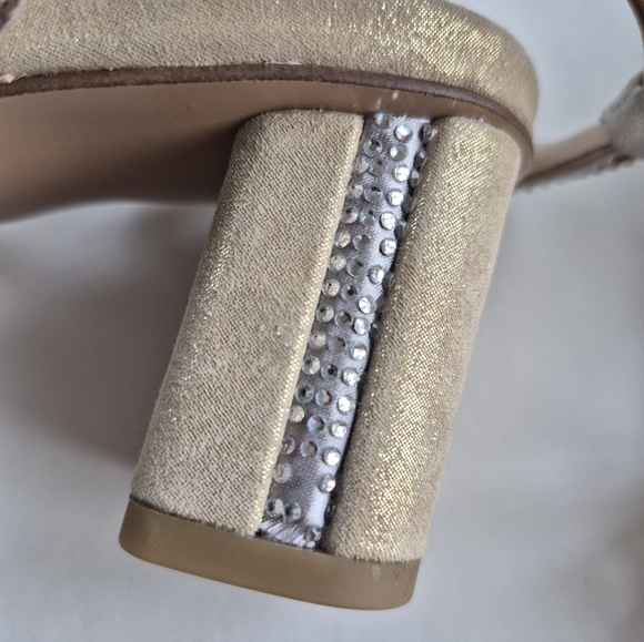 Pelle Moda Shoes Viena 2 -SU Rhinestone Sandal Size 7 NEW